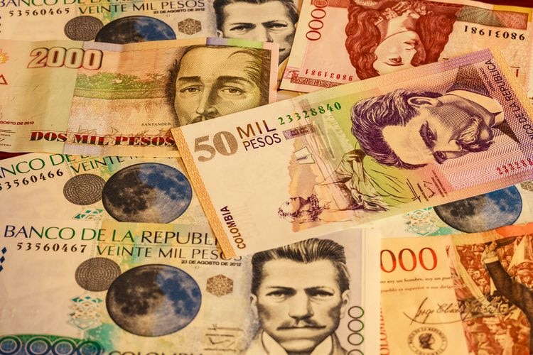 コロンビアの通貨とチップ