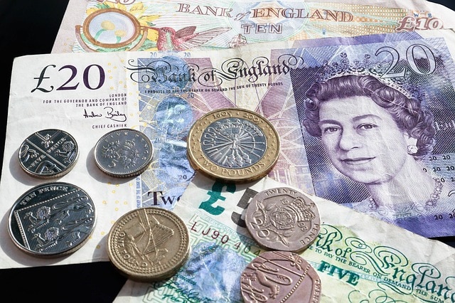 イギリスの通貨とチップ
