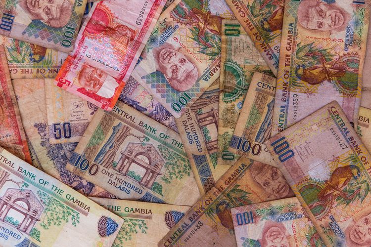 ガンビアの通貨とチップ