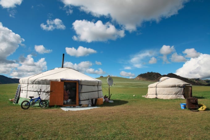 モンゴルの草原とゲル