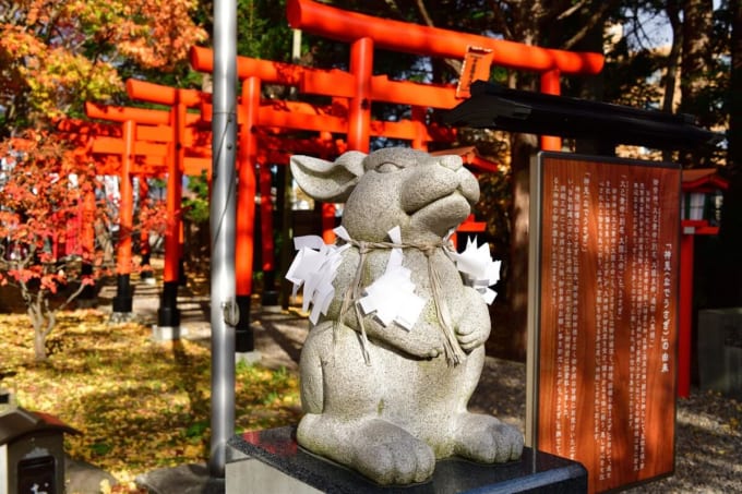湯倉神社　ウサギの石像「神兎」