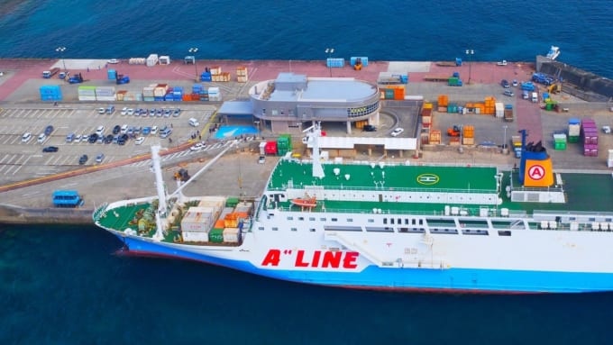 港に停泊中のマルエーフェリー