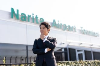 成田空港とスーツ男性