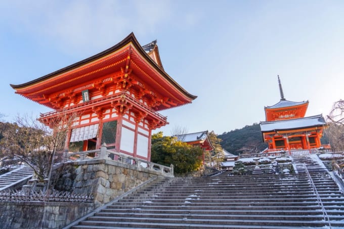 冬の清水寺の仁王門・西門・三重塔（京都）