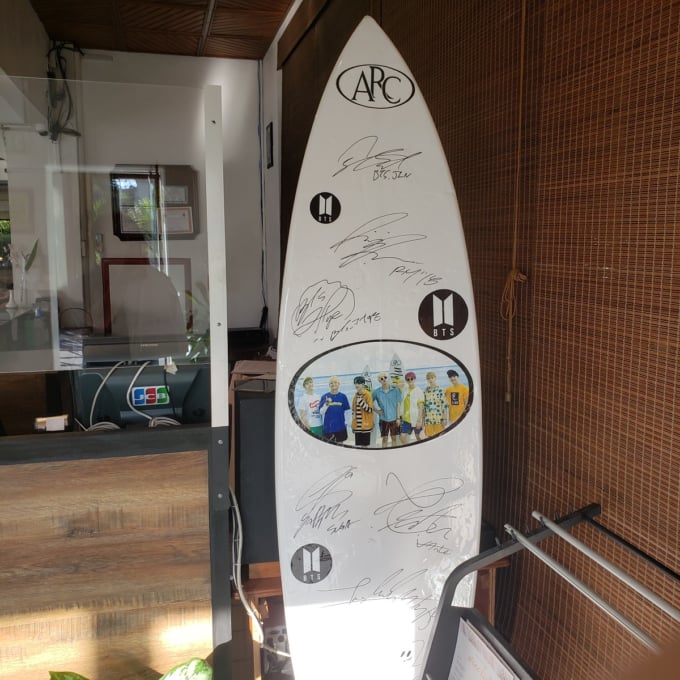 BTSのサイン入りサーフボード
