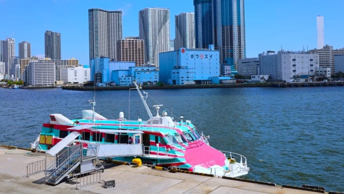東京・竹芝港に停泊中の高速ジェット船