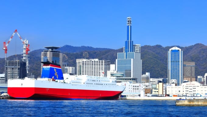 神戸三宮港と宮崎カーフェリーのたかちほ