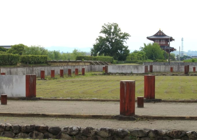 平城宮跡の朱雀門と復元された式部省跡