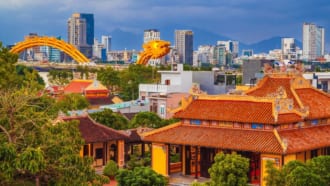 ドラゴンブリッジとダナン市内（ベトナム・ダナン）