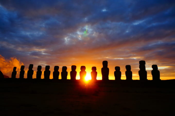 アフ・トンガリキの朝日（イースター島）