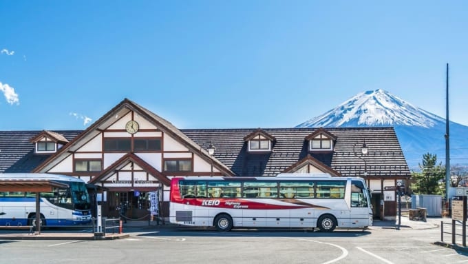 河口湖駅前に停車中のバス