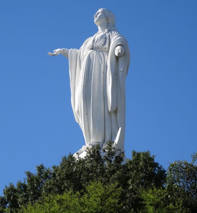 サン・クリストバルの丘のマリア像（サンティアゴ）