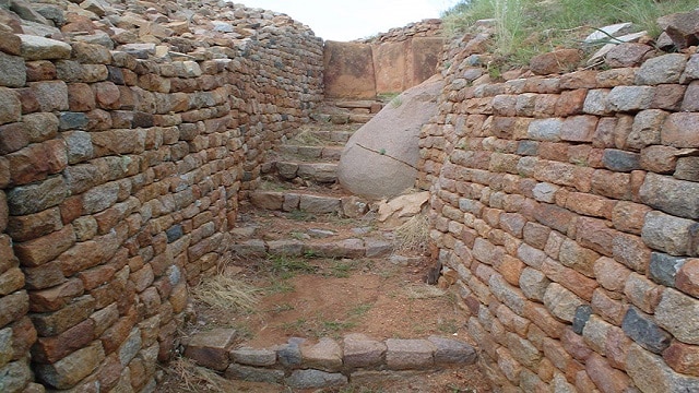 「石の国」ジンバブエの歴史を解き明かす世界遺産・カミ遺跡群