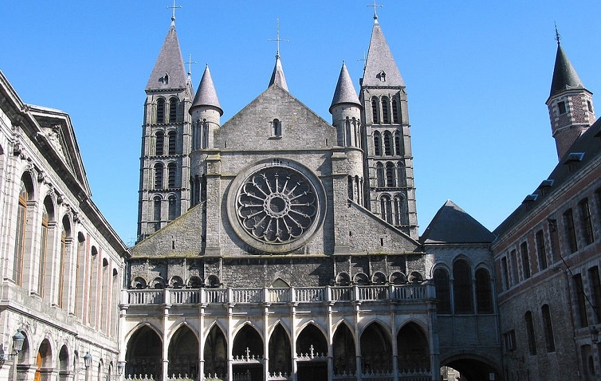 中世の美しい西洋建築　ベルギーの世界遺産トゥルネーのノートルダム大聖堂