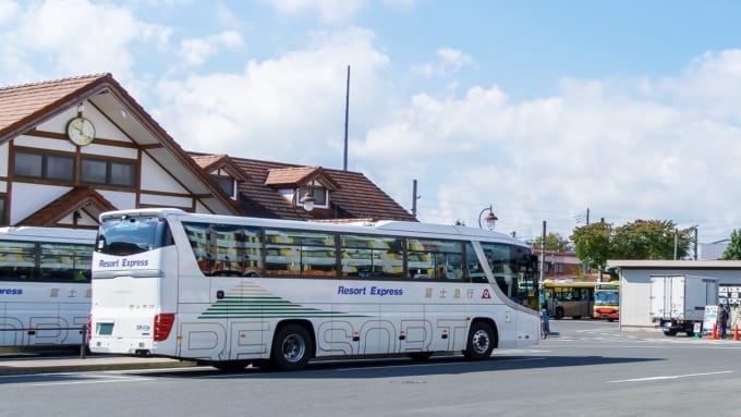 河口湖駅前に停車する高速バス