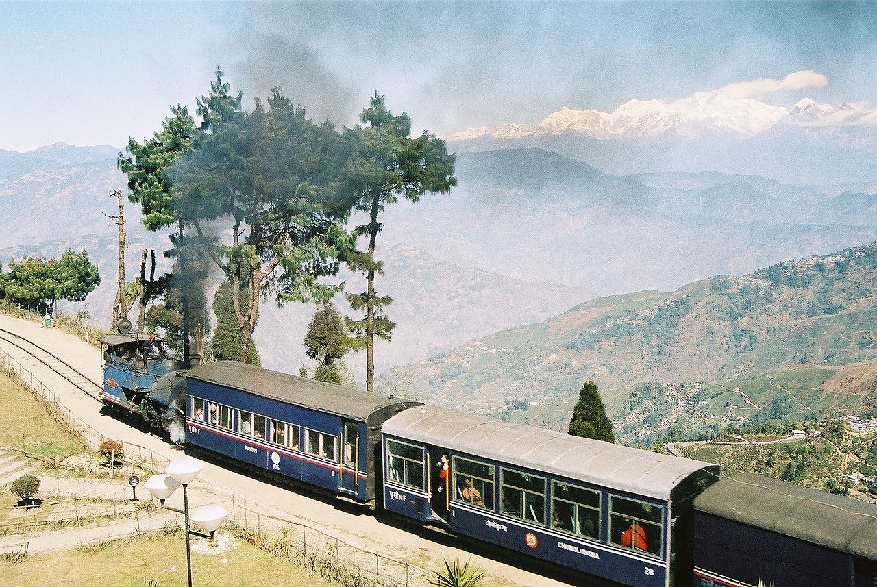 まるで機関車トーマス！イギリス人が造った世界遺産「インドの山岳鉄道 ...