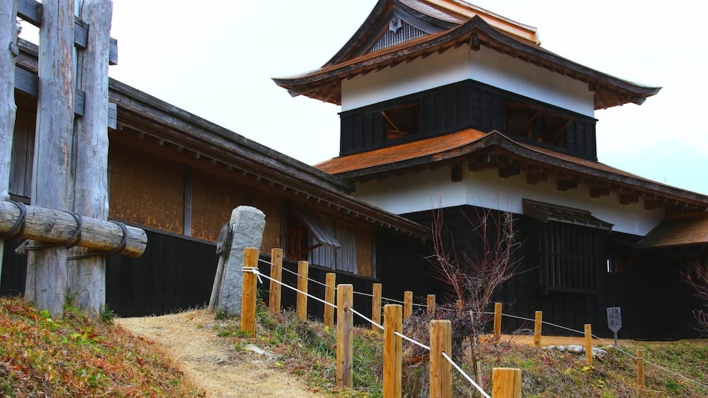 【愛知県】足助城跡の観光情報｜全国で初めて復元された山城とは？