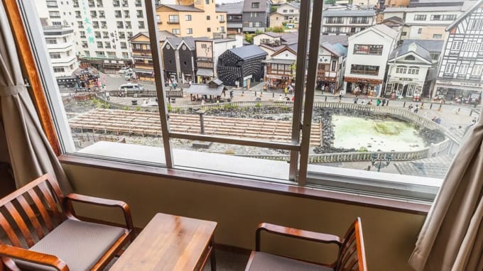 ホテル一井の客室から眺める草津温泉の湯畑