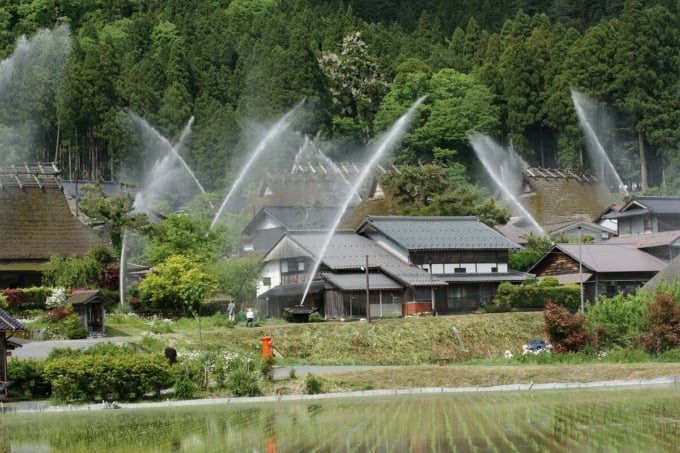 美山かやぶきの里 放水