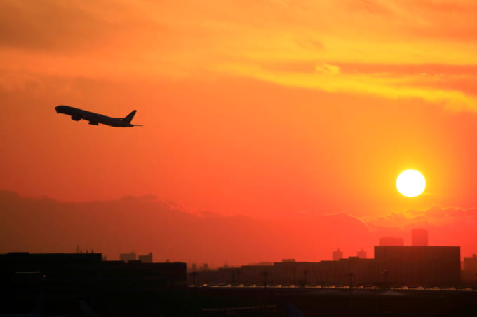夕焼け空と飛行機（羽田空港第1ターミナル展望デッキ）