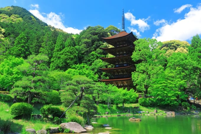 瑠璃光寺五重塔と塔影池