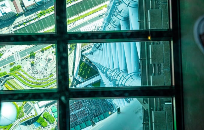 天望デッキのガラス床（東京スカイツリー）