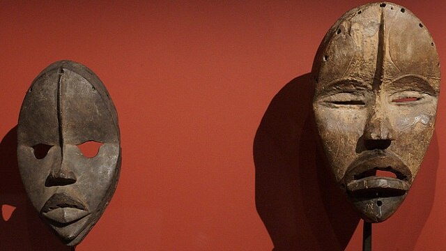 木彫りのマスクが興味深い、コートジボワールの手作り工芸品をショッピング
