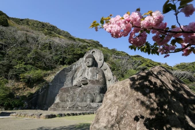 鋸山の磨崖仏　薬師瑠璃光如来