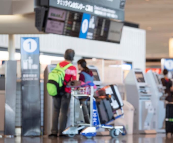空港のチェックインカウンターで荷物預け