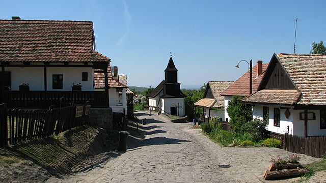 ハンガリーで最も美しい村、世界遺産ホローケーの古村落とその周辺地域