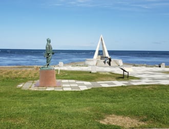 宗谷岬と間宮林蔵の彫像