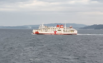 東京湾を航行するしらはま丸