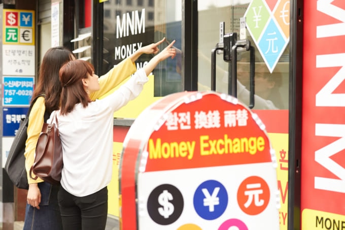 両替店と日本人女性