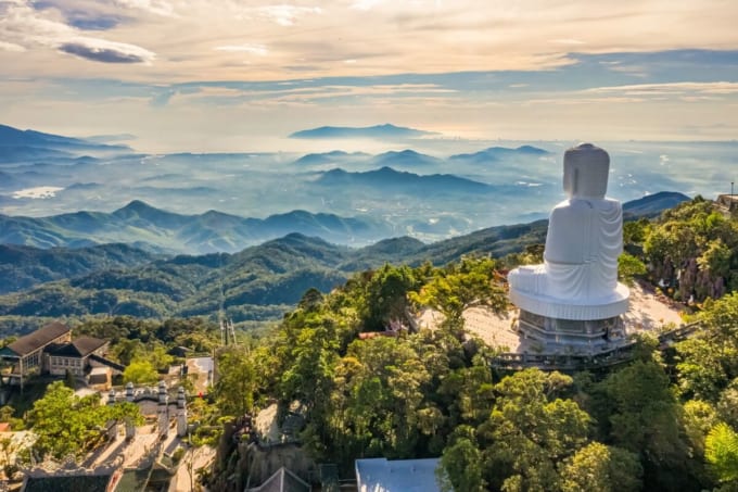 サンワールド バーナーヒルズ内「リンウン寺」（ダナン）