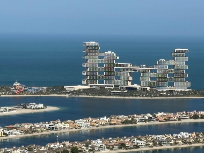 ザ・ビュー・アット・ザ・パームの54階 ネクスト・レベルから見た「アトランティス・ザ・ロイヤル」