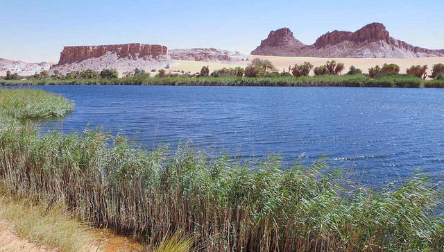 砂漠のなかのエメラルド色の湖！チャドの世界遺産ウニアンガ湖沼群