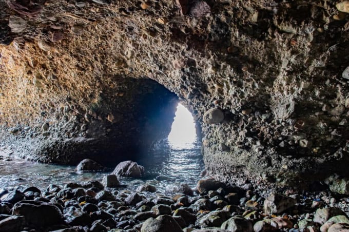 石見畳ヶ浦「賽の河原洞窟」（島根県浜田市）