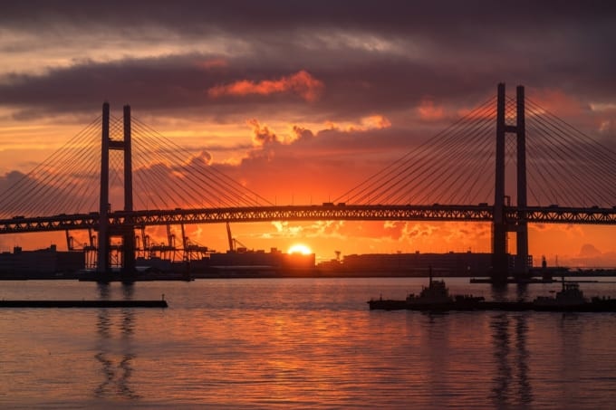 ベイブリッジから昇る初日の出