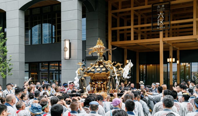 浅草ビューホテル アネックス 六区前で揉まれる神輿
