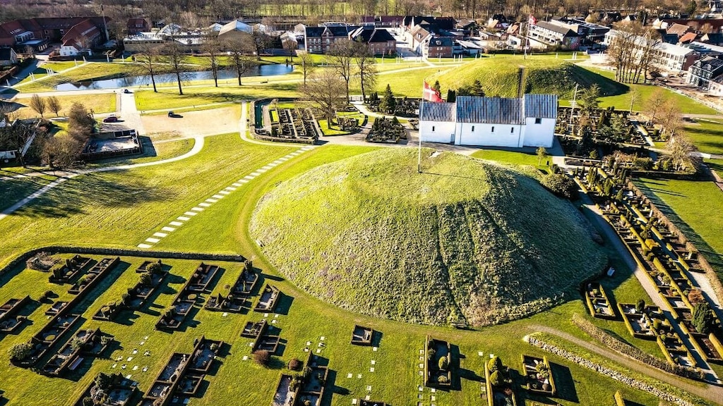 デンマークの起源！世界遺産「イェリング墳墓群、ルーン文字石碑群と教会」