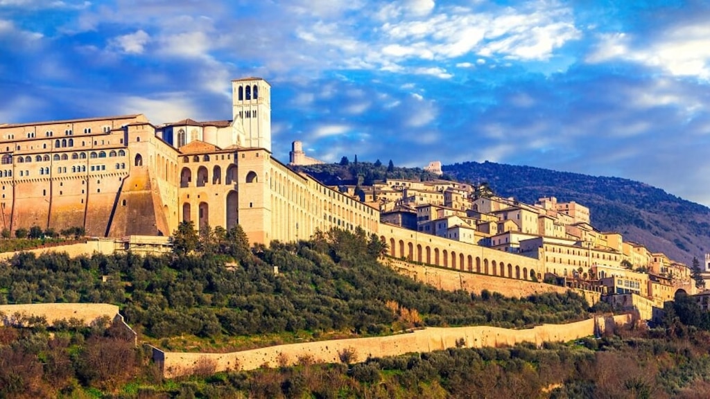 【世界遺産】聖フランチェスコ聖堂と関連遺跡群とは？｜緑の平原に広がる史跡