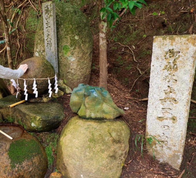 玉作湯神社「願い石」（島根県松江市）