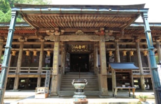 西国三十三所霊場の第一番札所としても有名な青岸渡寺