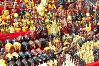 お土産屋の仏像