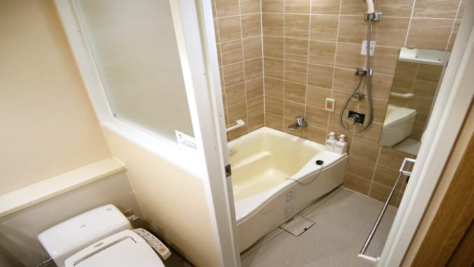 ホテルグランドヒル市ヶ谷の東館の客室にある独立したバスルームとトイレ