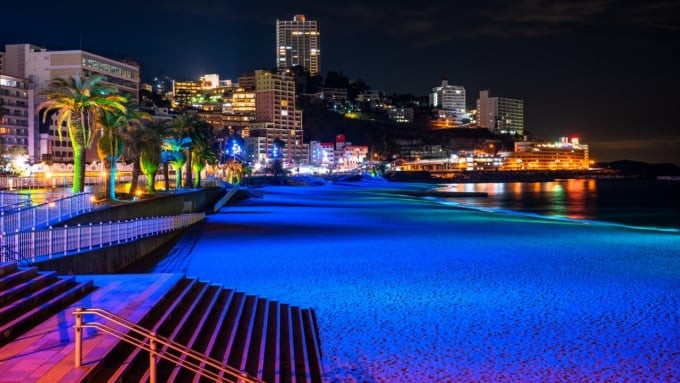 ライトアップされた熱海サンビーチ