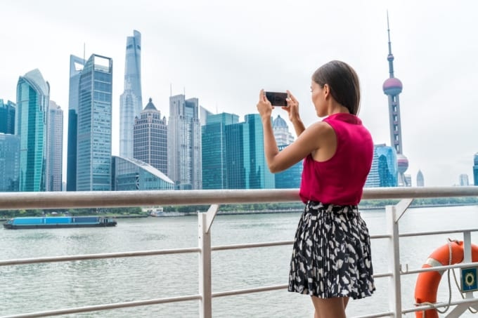 上海を観光する女性