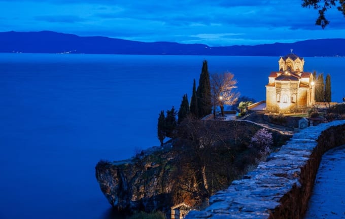 ライトアップされた聖ヨハネ・カネオ教会（北マケドニア・オフリド）