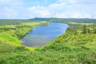 夏の八幡平の八幡沼　岩手県八幡平市