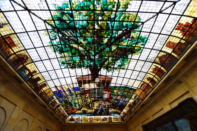 ゲルニカの木が描かれたバスク議事堂